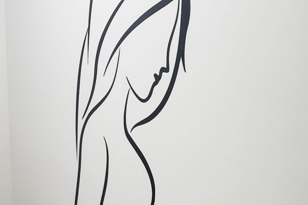 Instalaciones de la Clínica de Fertilidad de Concibo Reproductive Clinic, una pared con la silueta de una mujer embarazada.