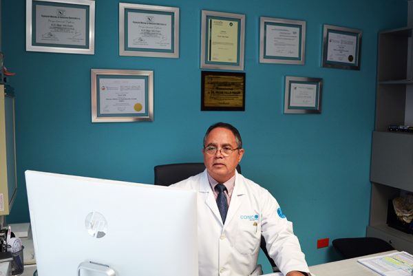Dr. Oscar Valle Virgen posing at Concibo Reproductive Clinic's facilities.