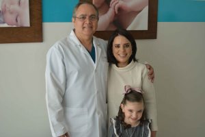 Una madre y su hija junto con el Doctor Oscar Valle Virgen, en las instalaciones de Concibo Reproductive Clinic después de tener un caso de éxito de fecundación in vitro (FIV)